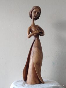 "Mujer", escultura, madera olivo natural, 46 x 10 x 10 cm.